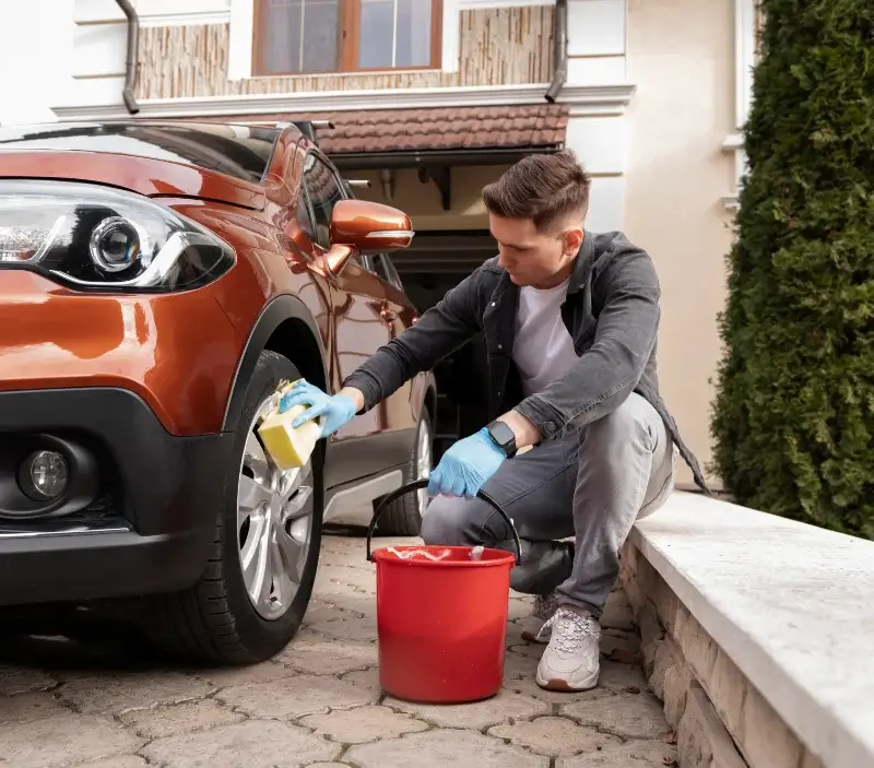 Lavage auto à domicile Magnac-Bourg : professionnel intervenant sur un véhicule